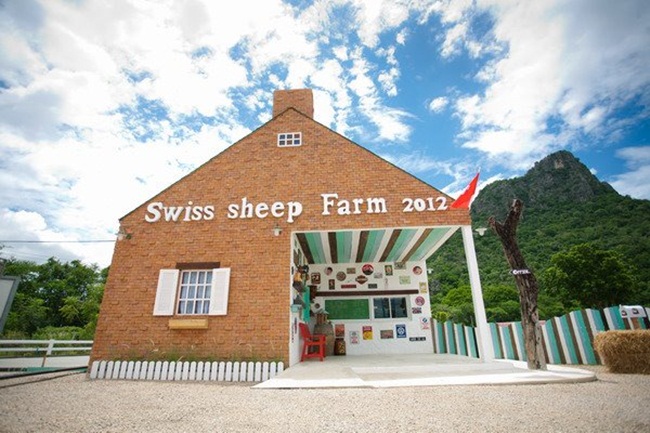​Swiss Sheep Farm In place of the ancient dream of those who seek it. The complex nature. Come in contact with the atmosphere of a farm in a valley surrounded by the love that surrounds you with warmth, style European country. Farms that will take you time to dream again.